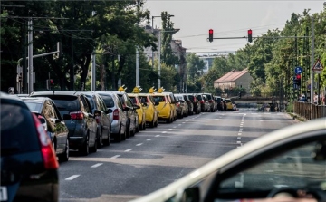 Vasárnap déltől felfüggeszti a szolgáltatást az Uber Magyarországon