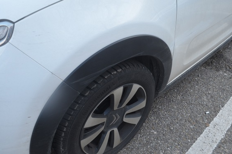 A kórház parkolójában rongálta meg az autót