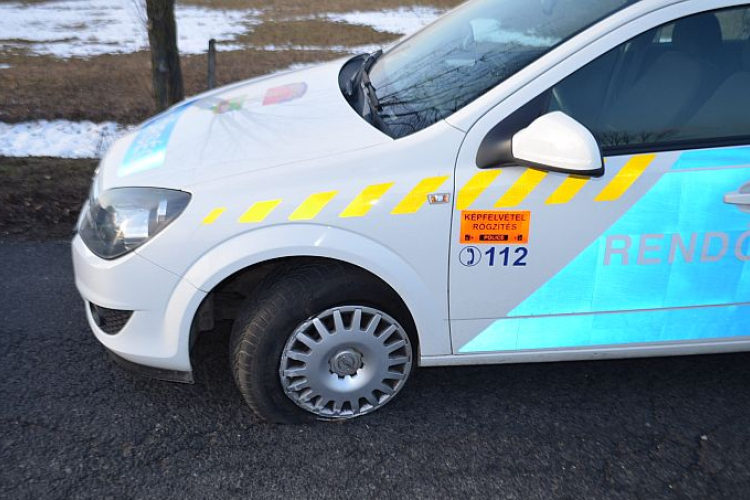 Menekülni akart, leszorította az útról a rendőrautót