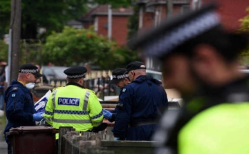 „Hálózatot” sejt a rendőrség a manchesteri robbantó mögött, rendőr az áldozatok között