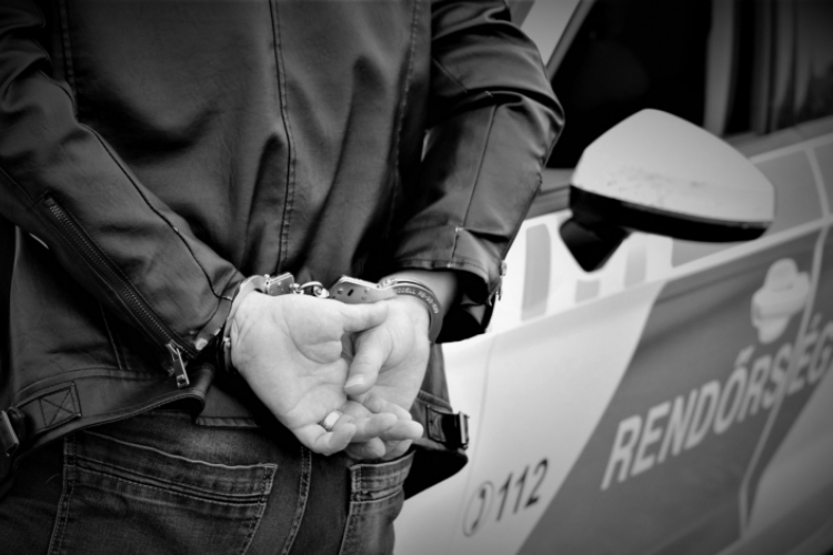 Kuruzslás és csalás miatt rendelték el egy férfi letartóztatását Pécsen