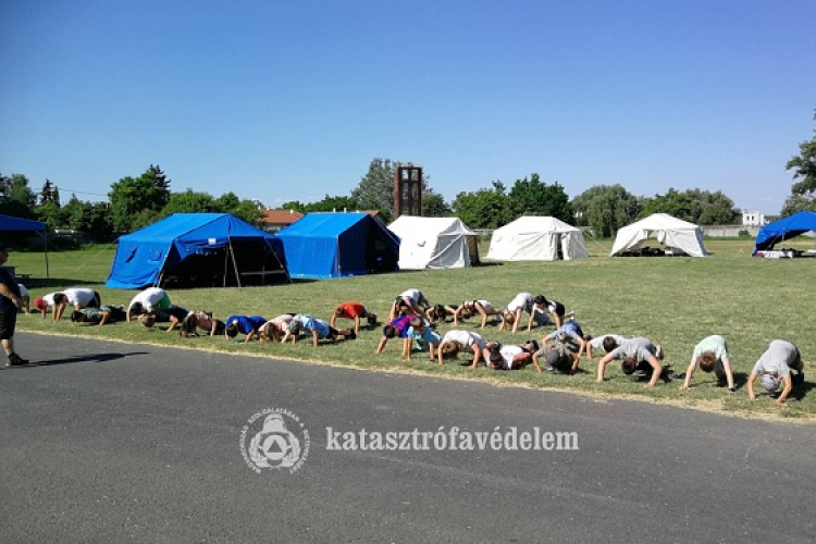 Ifjú tűzoltók táboroznak Sáráspusztán