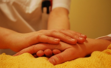 Szociális ápoló-gondozó állást hirdetnek Nagylózson