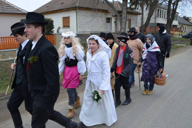 Bohócjárás volt Mihályiban