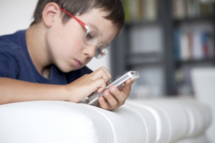 Zavarja a gyermekek alvását az okostelefon