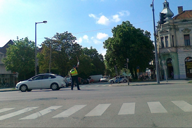 Rendőri irányítással próbálják uralni a katasztrofális közlekedési állapotokat Csornán