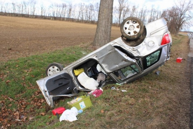 Árokba csapódott egy autó Beled és Mihályi között