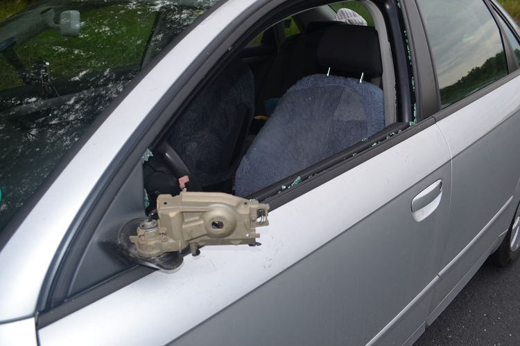 Letörte visszapillantót, berobbant a kocsi ablaka