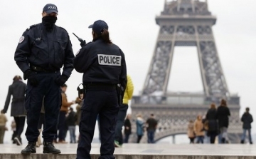 Terrorista jellegű támadás történt Párizsban a Louvre-nál