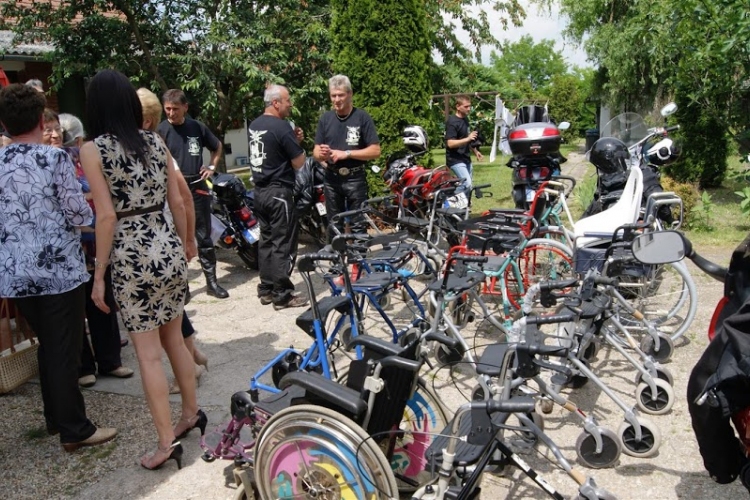 A dunabogdányi motorosok ajándékai az idősotthon gondozottainak