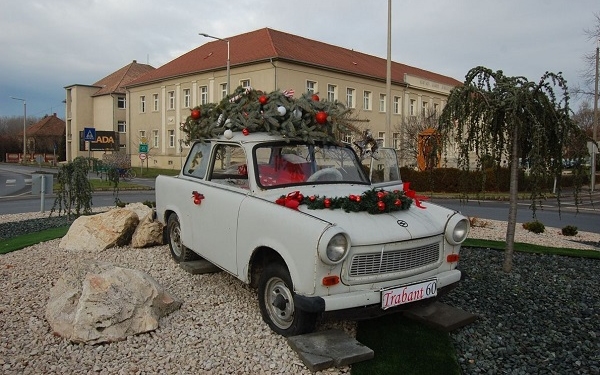 Elfogták a csornai körforgalomban feldíszített Trabant rongálóját