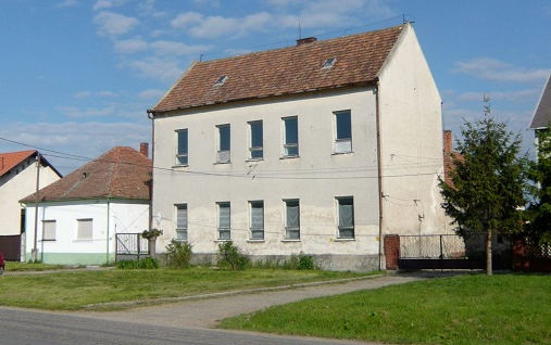 Civileké Bágyogszováton a régi iskola épülete