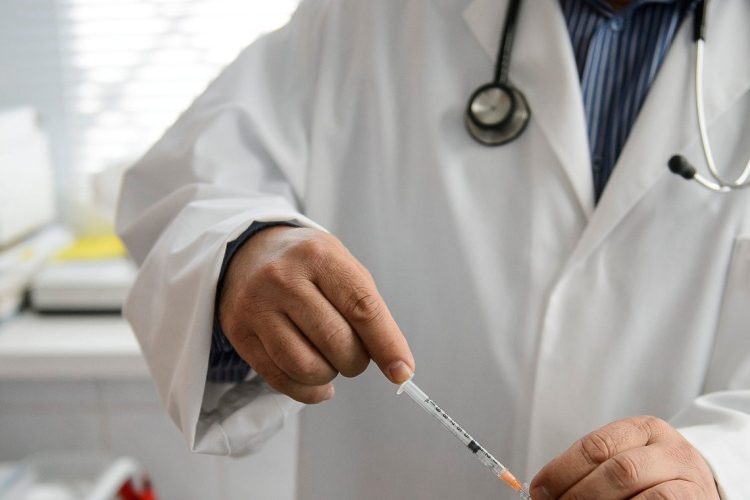 A felnőtt brit lakosság 20 százalékát már beoltották