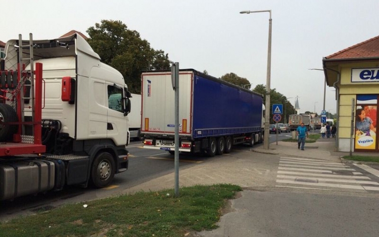 Még mindig torlódnak a kamionok Csorna belvárosában