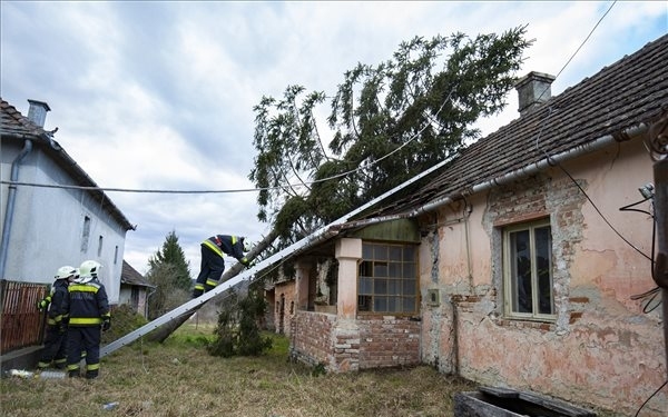 Több megyében okozott károkat a viharos szél és a sok eső