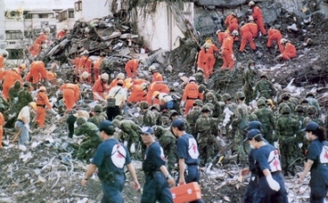Tajvani földrengés - Néhány túlélőt sikerült kiszabadítani a romok alól