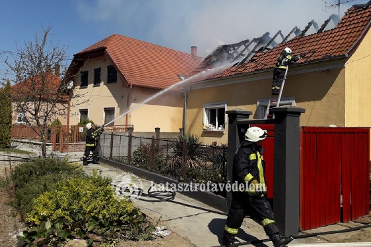 Kapuváron egy családi ház tetőszerkezete égett