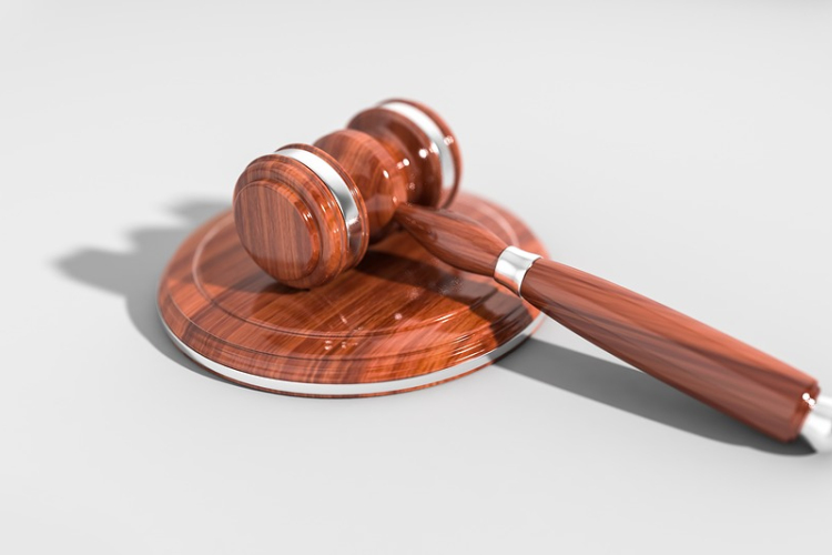 Börtönre ítéltek egy nőt, aki milliókat csalt ki gyermeke állítólagos apjától