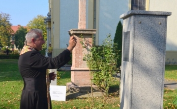 Felavatták az elhunyt cigányzenészek felújított emlékművét Szanyban