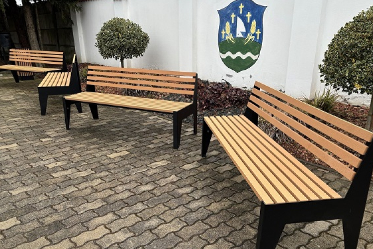 Új utcabútorok Veszkényben