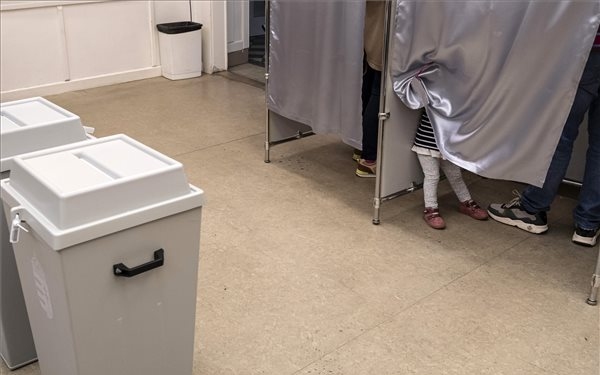 Harminc nemzetközi megfigyelő regisztrált a választásra
