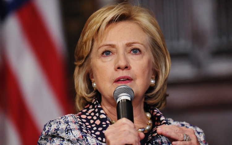 Átadták az FBI-nak Hillary Clinton magán e-mail-szerverét
