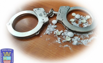 Kábítószergyanús anyagot találtak a rendőrök az autókban