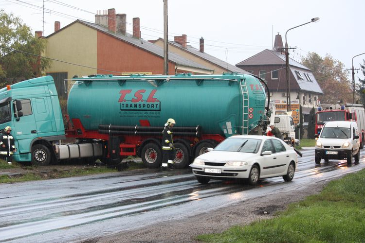 Villanyoszlopot döntött ki a kamion Csornán