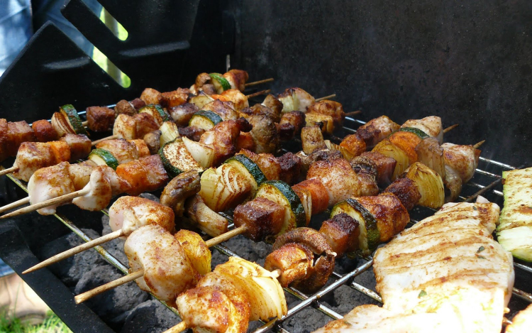 Itt a grillszezon, ússzuk meg hasfájás nélkül
