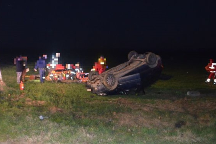 Ketten életveszélyesen sérültek meg egy balesetben Belednél