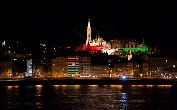 Nemzeti színekben ragyogtak emblematikus budapesti épületek