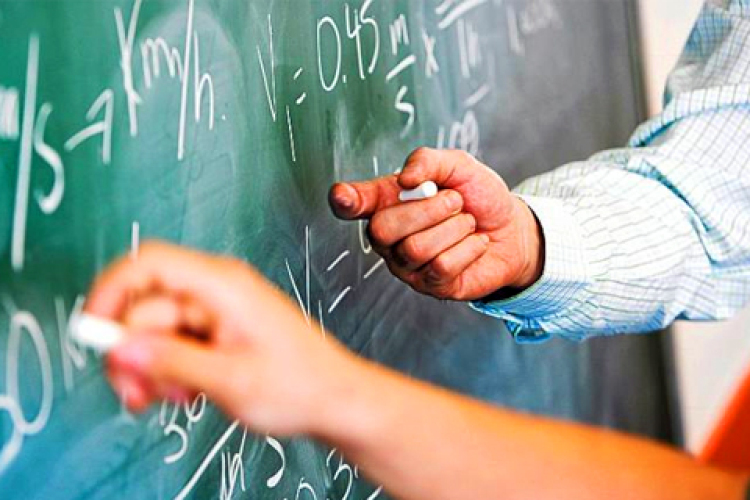 Klik: minden hónap ötödikéig megkapják fizetésüket a pedagógusok