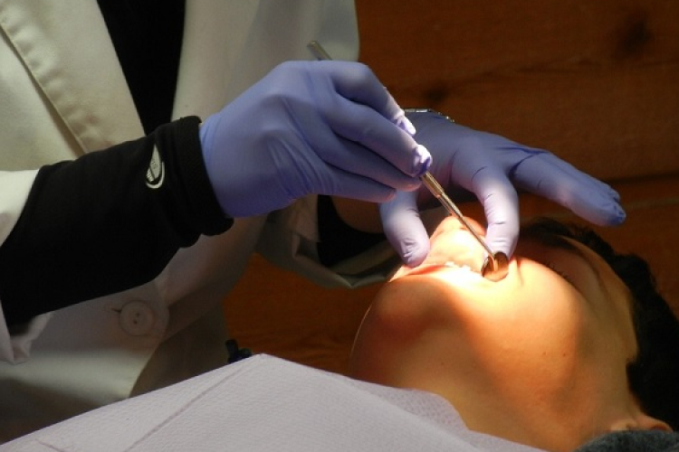 Új fogászati irány: nem a fogat, a csontot kell megmenteni