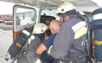 Veszélyben lévő kisrepülőt mentettek a tűzoltók Fertőszentmiklóson