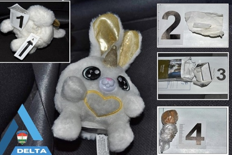 Bizarr plüssnyuszi az autóban