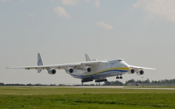 Leszállás nélküli rekordtávot repült egy ukrán óriás szállítógép
