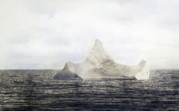 Elárverezik a Titanicot elsüllyesztő jéghegyről készült fotót