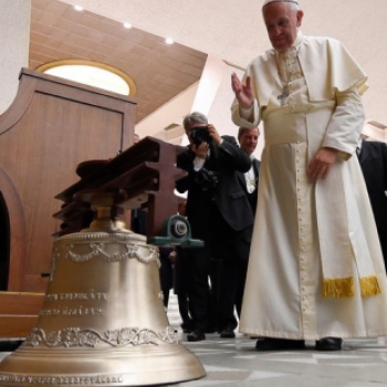 Hazatért Kónyba a Ferenc pápa által megszentelt harang