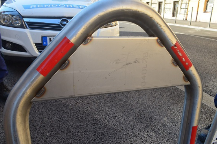 Megrongálta a parkolásgátlót, és elhajtott