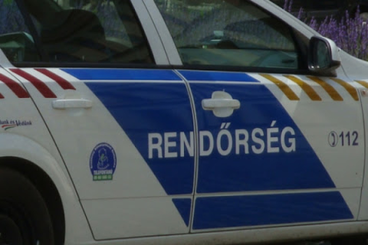 Beengedte az idegeneket, elvitték a pénzét 