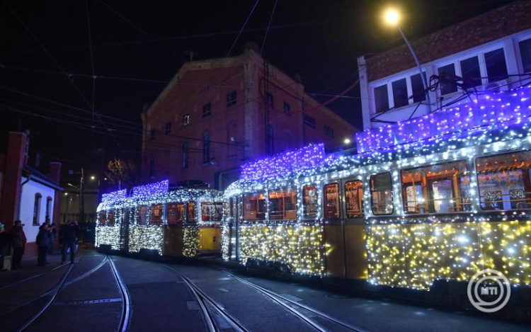 Advent - Elindult a BKV ünnepi fényflottája