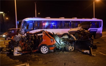 Busz és két autó ütközött Salgótarjánban – egy ember meghalt