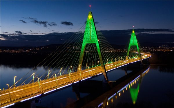 Karácsonyfát megjelenítő díszkivilágításban a Megyeri-híd