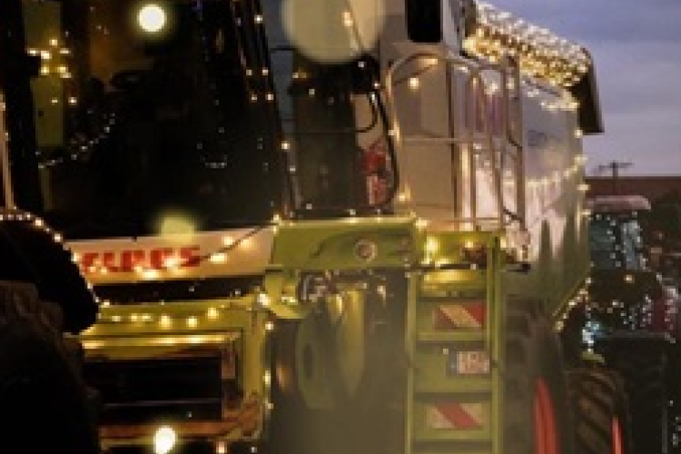 Szili Fénytraktor felvonulás