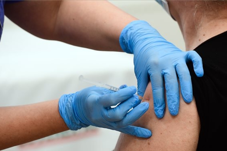 Spanyolország 55-ről 65 évre emeli az AstraZeneca-vakcina alkalmazásának korhatárát