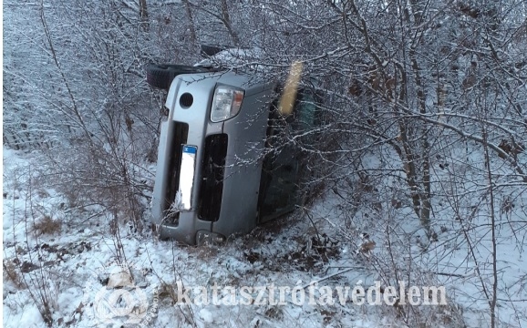 A havas úton lesodródott, és az árokba borult egy gépkocsi