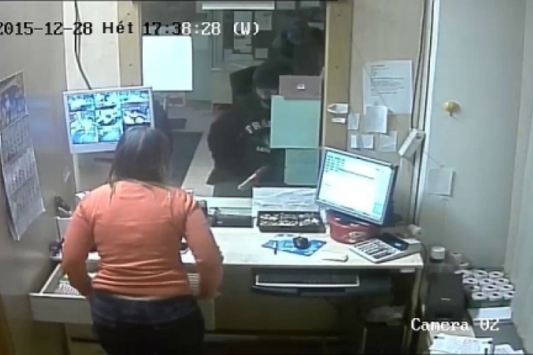 Videó a győri utazási iroda kirablásáról