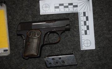 Engedély nélküli fegyvert és lőszert talált a rendőr egy kocsiban Ivánban