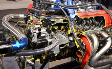 Az elektromos átállás mellett a belsőégésű motorokat is fejleszti a német autóipar
