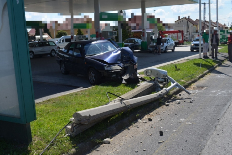 Kidöntötte a villanyoszlopot